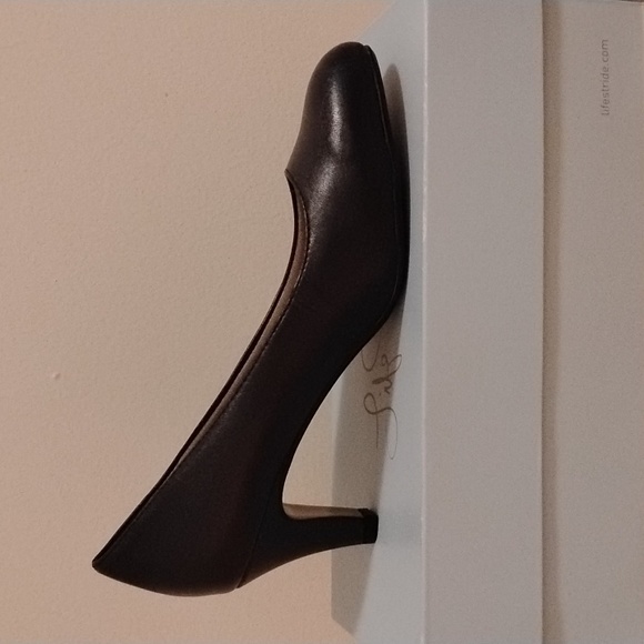 Life Stride Sable Pumps Navy Size 7 1/2 Wide NIB - Picture 1 of 5